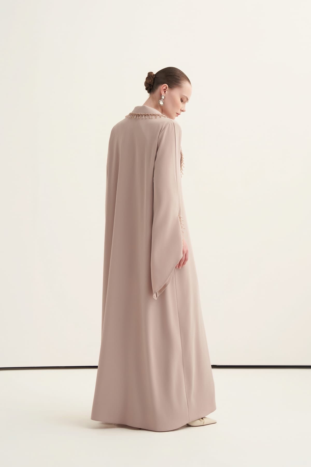 Yaka Ve Kolları Boncuk İşlemeli Abaya Bej