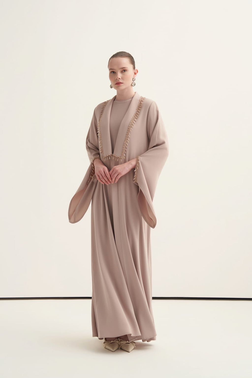 Yaka Ve Kolları Boncuk İşlemeli Abaya Bej