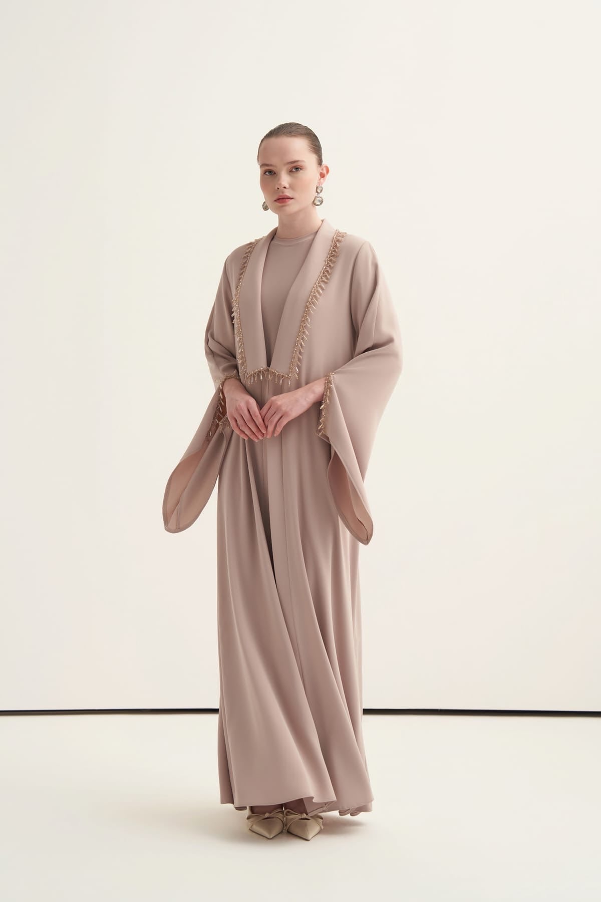 Yaka Ve Kolları Boncuk İşlemeli Abaya Bej